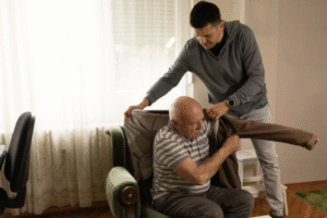 Compañía para personas mayores en casa: cómo mejora su bienestar físico y emocional